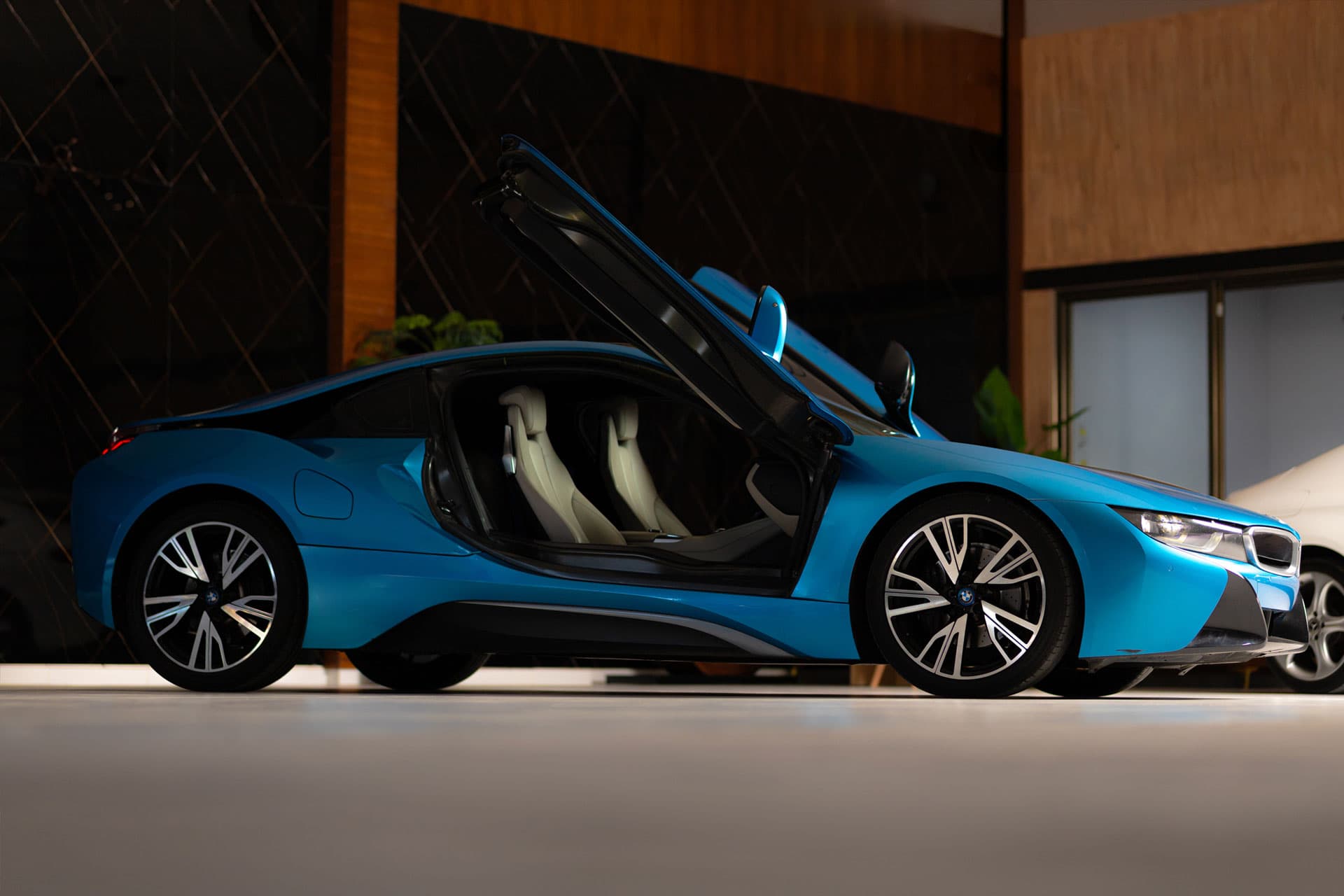 Automóvil BMW exhibido en el showroom de ROCA
