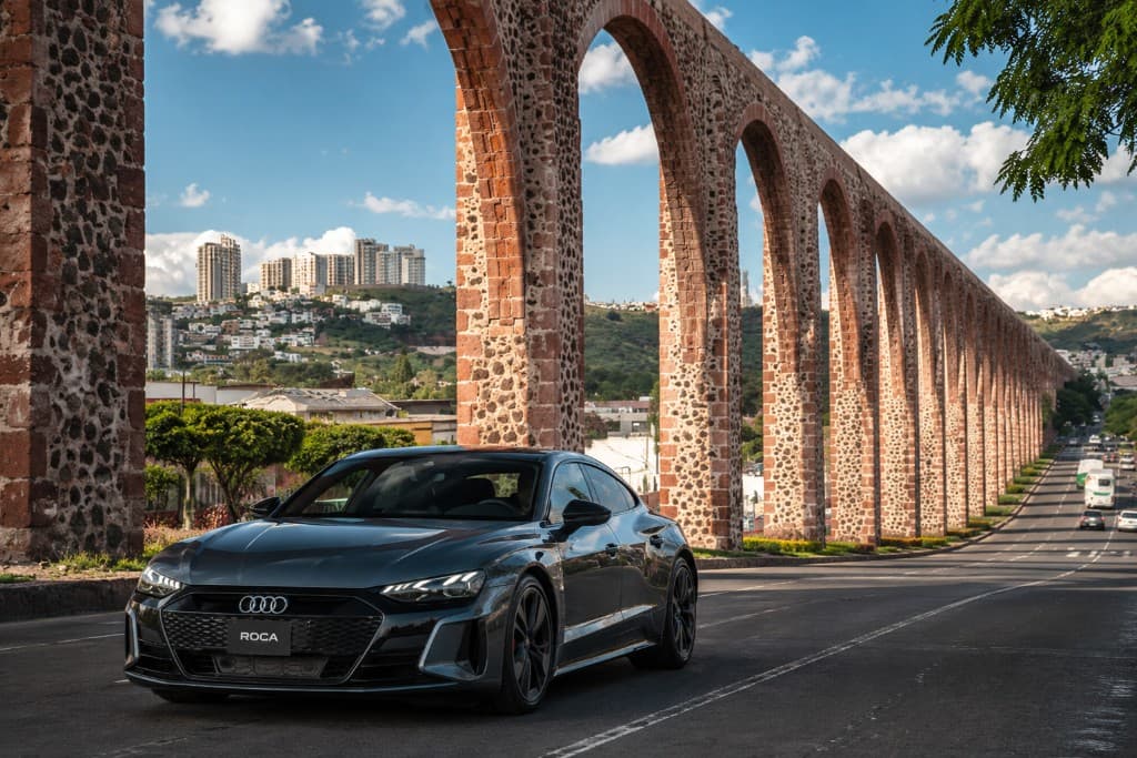 Audi ROCA frente al Acueducto de Querétaro